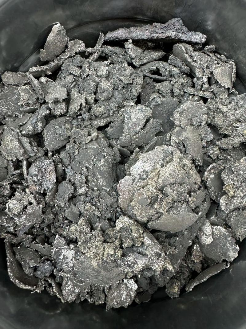 4個(gè)鐵桶,3個(gè)銀波峰爐錫渣,價(jià)值6萬多元,冶煉出錫錠可以98